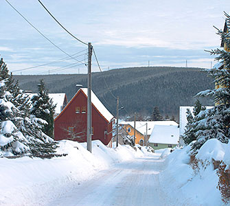 Dorfstraße im Winter